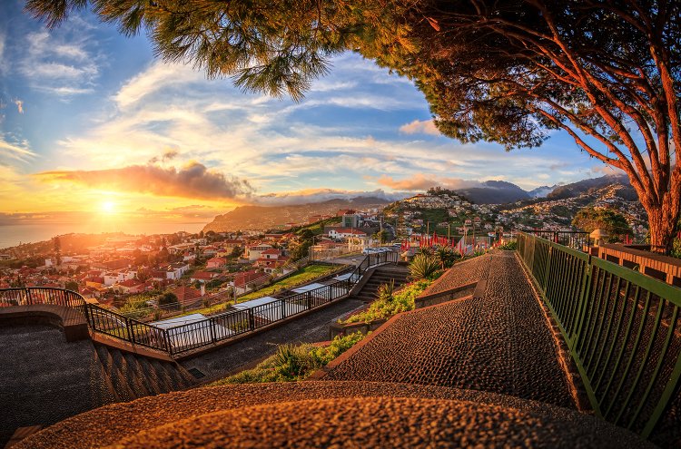 Vista panorámica de un atardecer en Funchal - Madeira